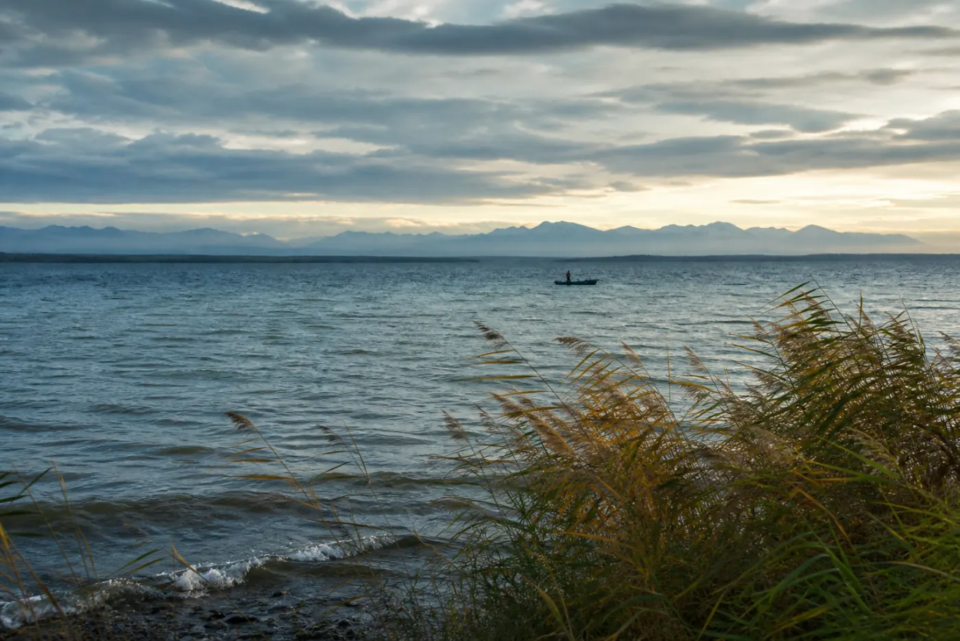 Windiger Herbstmorgen am Starnberger See beim Hechtangeln südlich von München